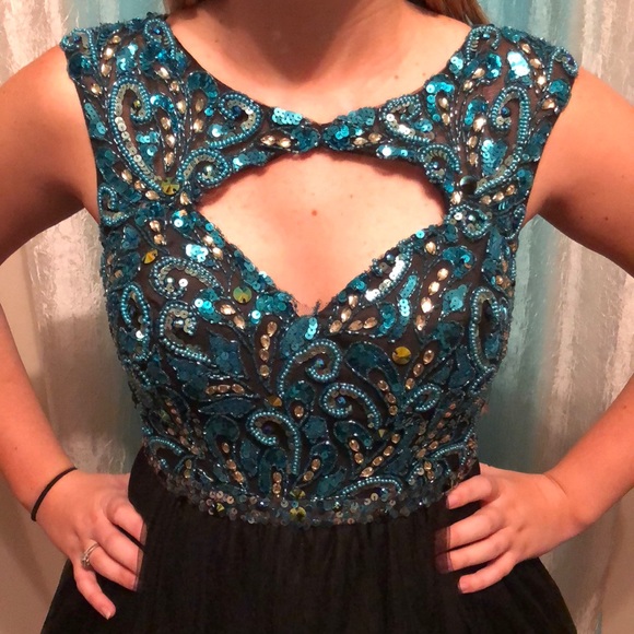 PROM DRESS - Picture 3 of 5